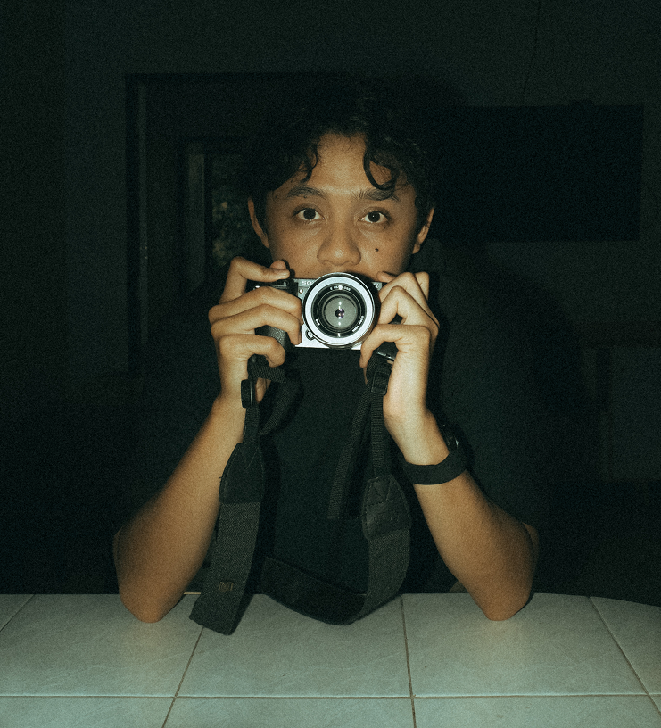 Rafi dengan kamera Ricoh GR3